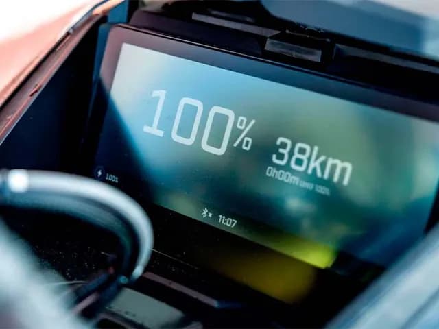 Современный 10,25" сенсорный дисплей с GPS и функцией Group Ride